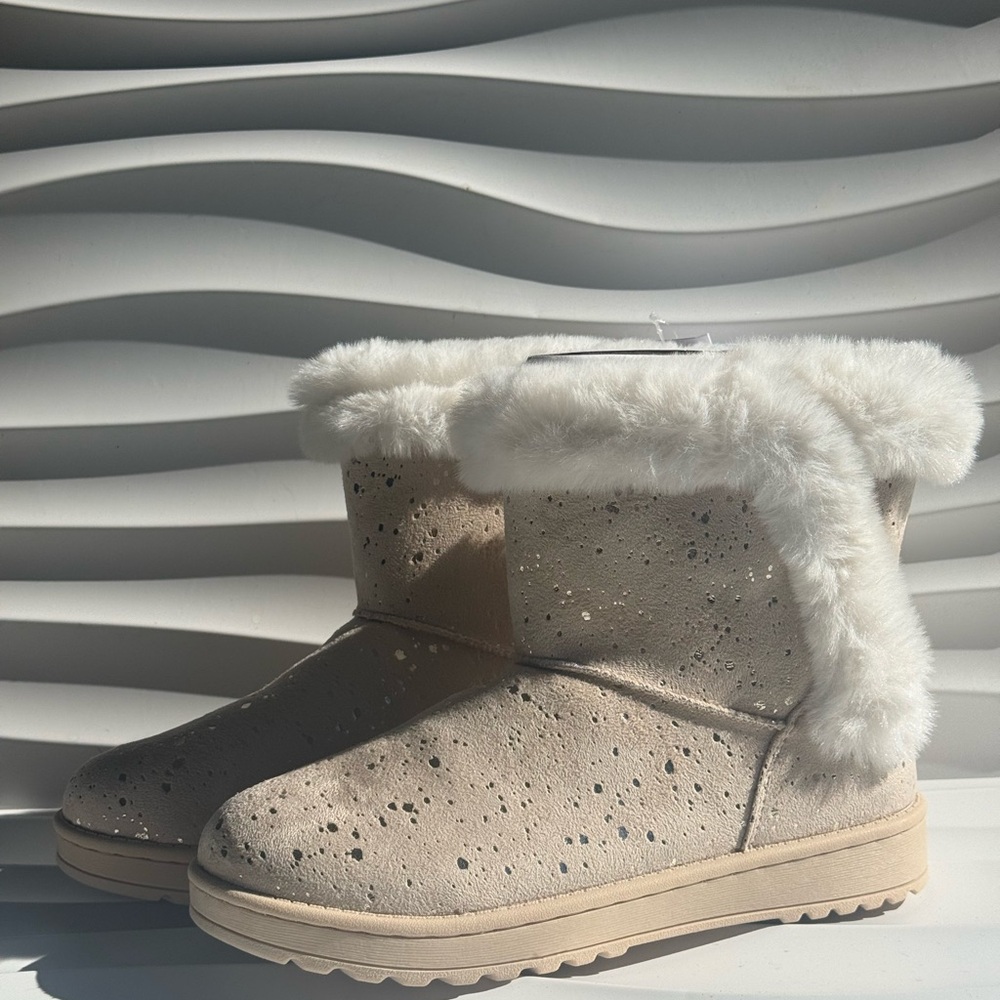 Cozy Beige Kids Girls Boots with Faux Fur Trim size 6 NWT